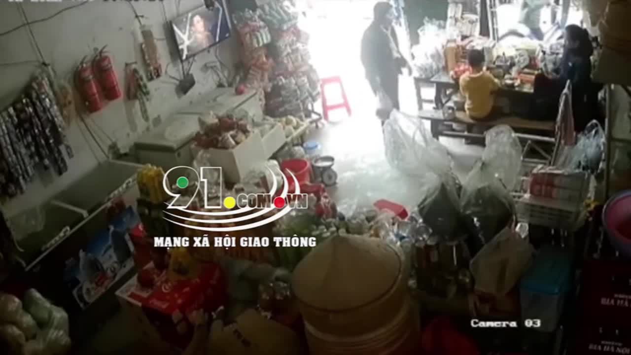 Video - Clip: Nhầm chân ga, tài xế lùi trúng 2 người trong cửa hàng tạp hóa