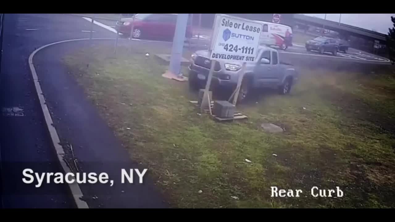 Video - Clip: Đạp nhầm chân ga, xe bán tải đâm xuyên thẳng vào xe buýt