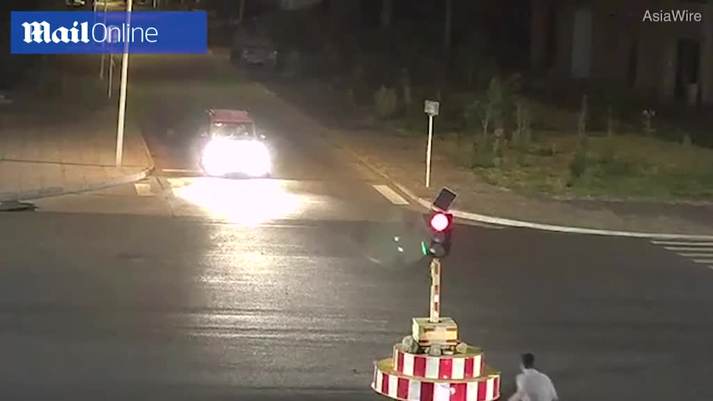 Video - Clip: Chờ đèn đỏ quá lâu, nam tài xế phá luôn cột đèn giao thông
