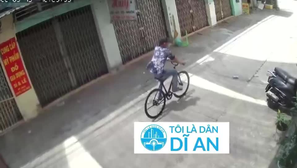 Video - Clip: Trộm bỏ lại xe đạp để 'cuỗm' xe máy và cái kết đầy hài hước