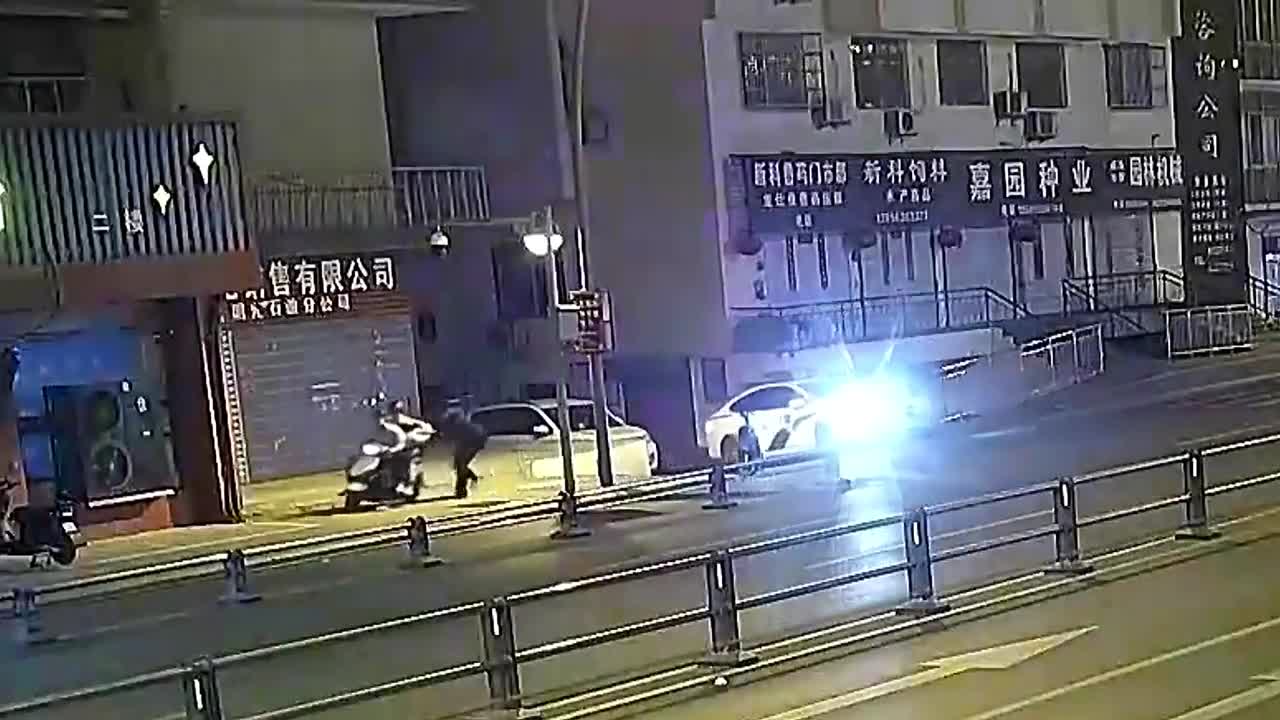 Video - Clip: Đuổi theo nghi phạm, nam cảnh sát bị kéo ngã trên đường