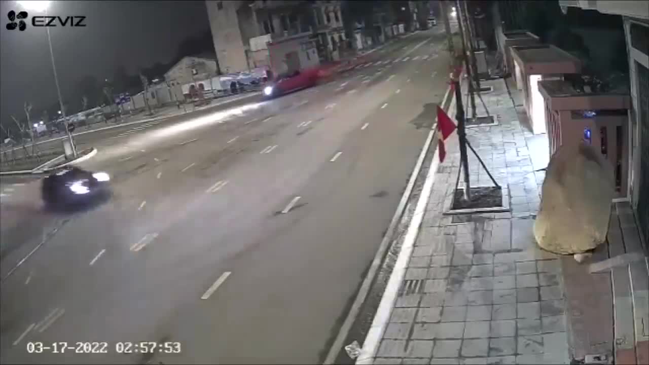 Video - Clip: Kinh hoàng cảnh Porsche mất lái, đâm vào nhà dân ở Quảng Ninh