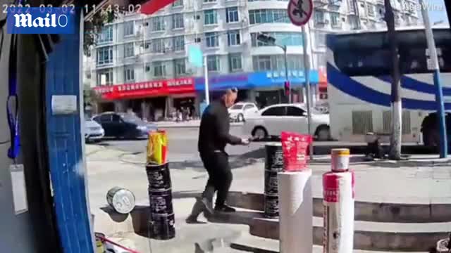 Video - Clip: Phản xạ cực nhanh, người đàn ông thoát chết trước đầu xe tải