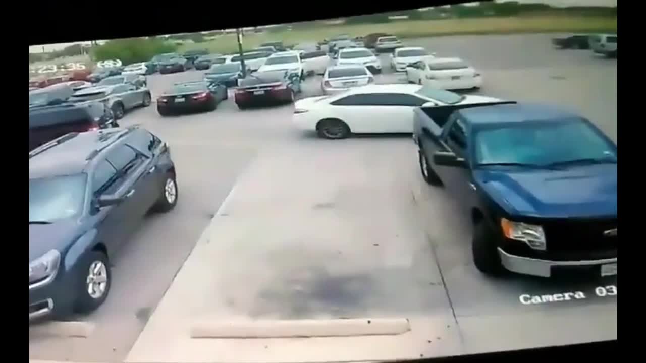 Video - Clip: Hung hăng lao tới đánh người, cô gái bị nam tài xế đấm tới tấp