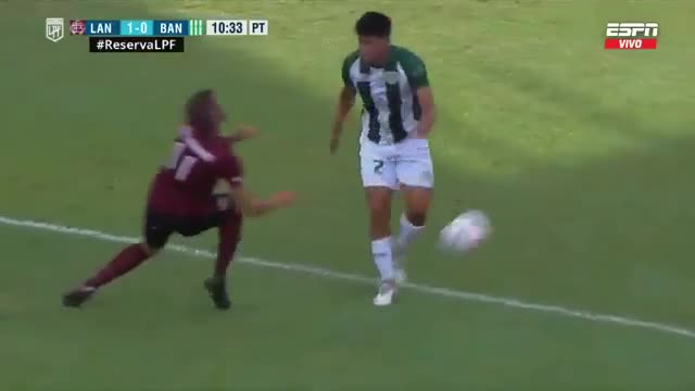 Video - Clip: Bị sút bóng trúng mặt, cầu thủ bất ngờ nhận 'thẻ đỏ kỳ lạ'