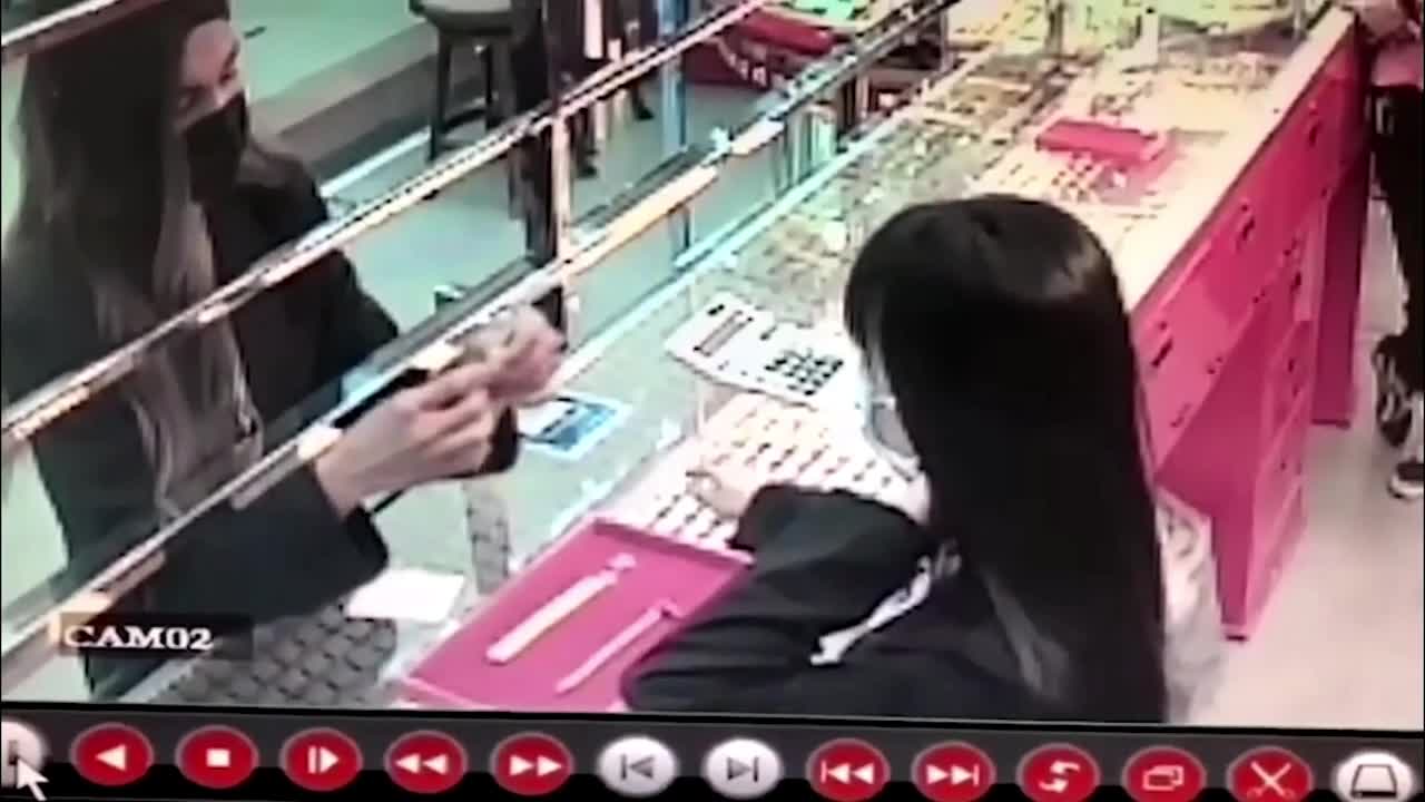 Video - Clip: Nam thanh niên giả gái vào cửa hàng mua đồ trang sức rồi bỏ chạy