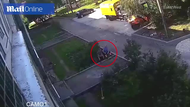 Video - Clip: Rơi từ tầng 4 xuống đất, bé trai được 2 nam công nhân cứu mạng