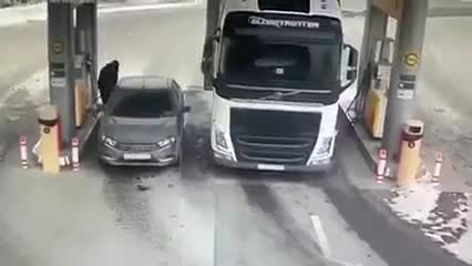 Video - Clip: Bị kẹp giữa 2 ô tô, tài xế suýt mất mạng vì hành động liều lĩnh
