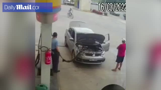 Video - Clip: Sốc cảnh ô tô bất ngờ phát nổ kinh hoàng khi đang đổ xăng