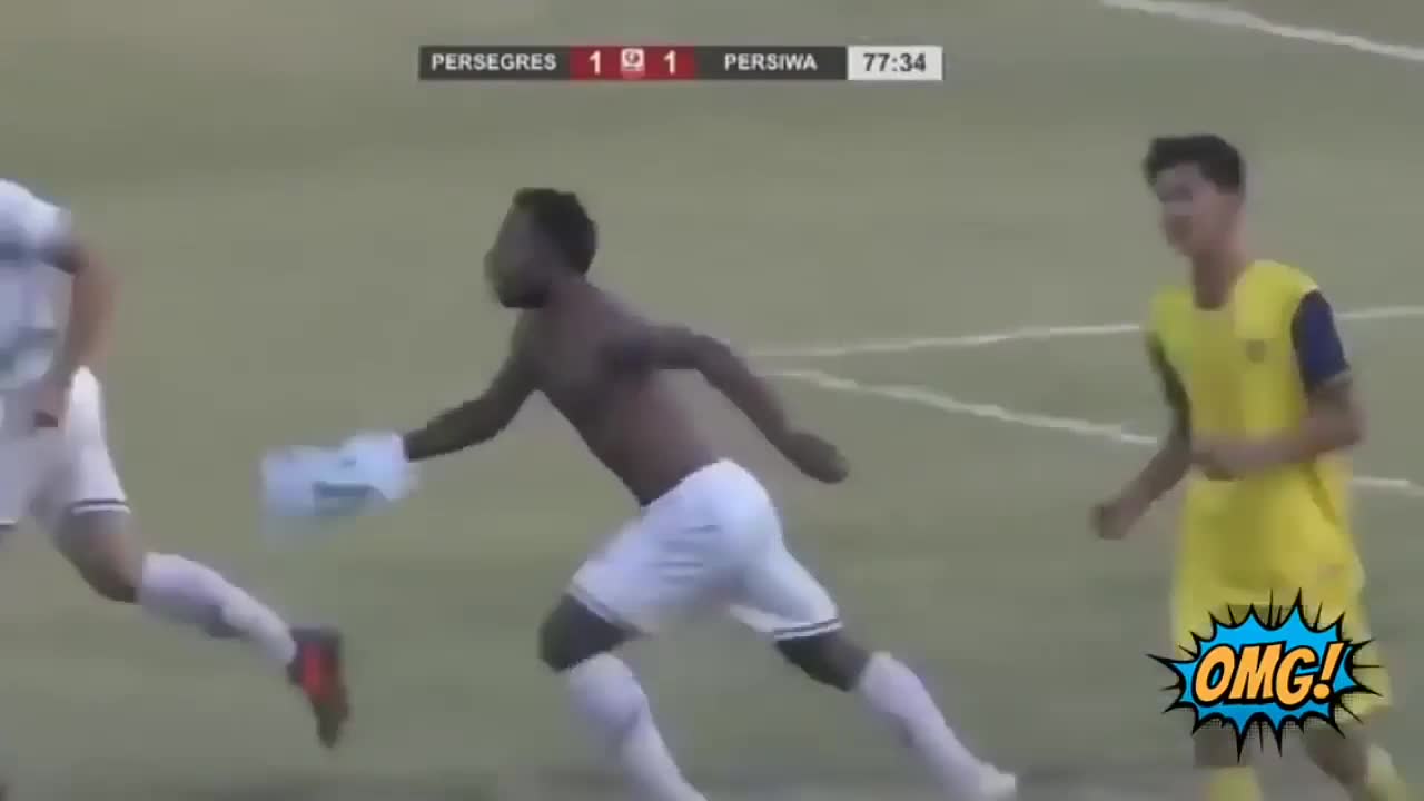 Video - Clip: Cầu thủ cởi áo, rượt đánh trọng tài như phim hành động trên sân