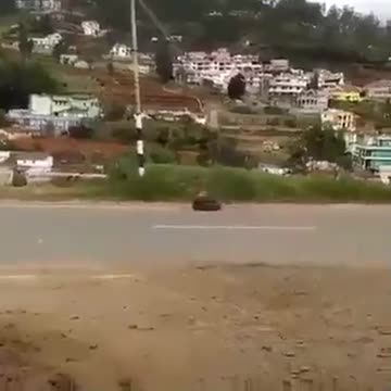 Video - Clip: 2 ô tô đâm trực diện, người phụ nữ bay xuyên qua kính chắn gió