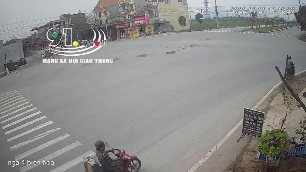 Video - Clip: Vượt đèn đỏ, nam thanh niên khiến bạn gái đập đầu vào xe ben