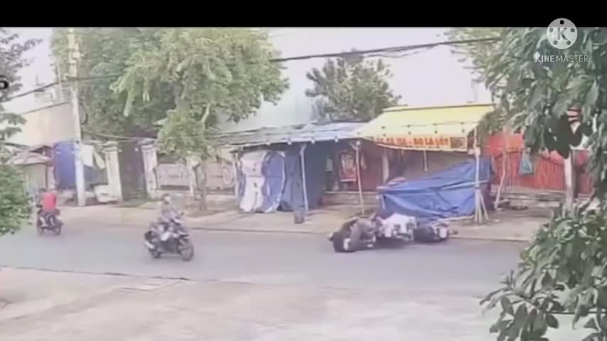 Video - Clip: Giật điện thoại bị dân vây bắt, 2 tên cướp vứt xe máy tháo chạy