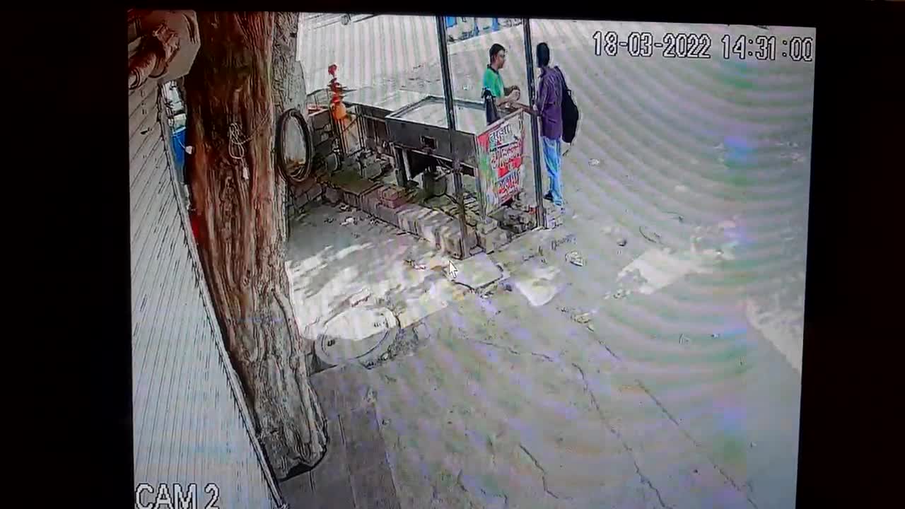 Video - Clip: Phản ứng cực nhanh, 2 người đàn ông thoát chết trước đầu xe buýt