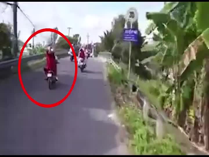 Video - Clip: Mặc váy ngồi sau xe máy, người phụ nữ ngã sấp mặt xuống đường