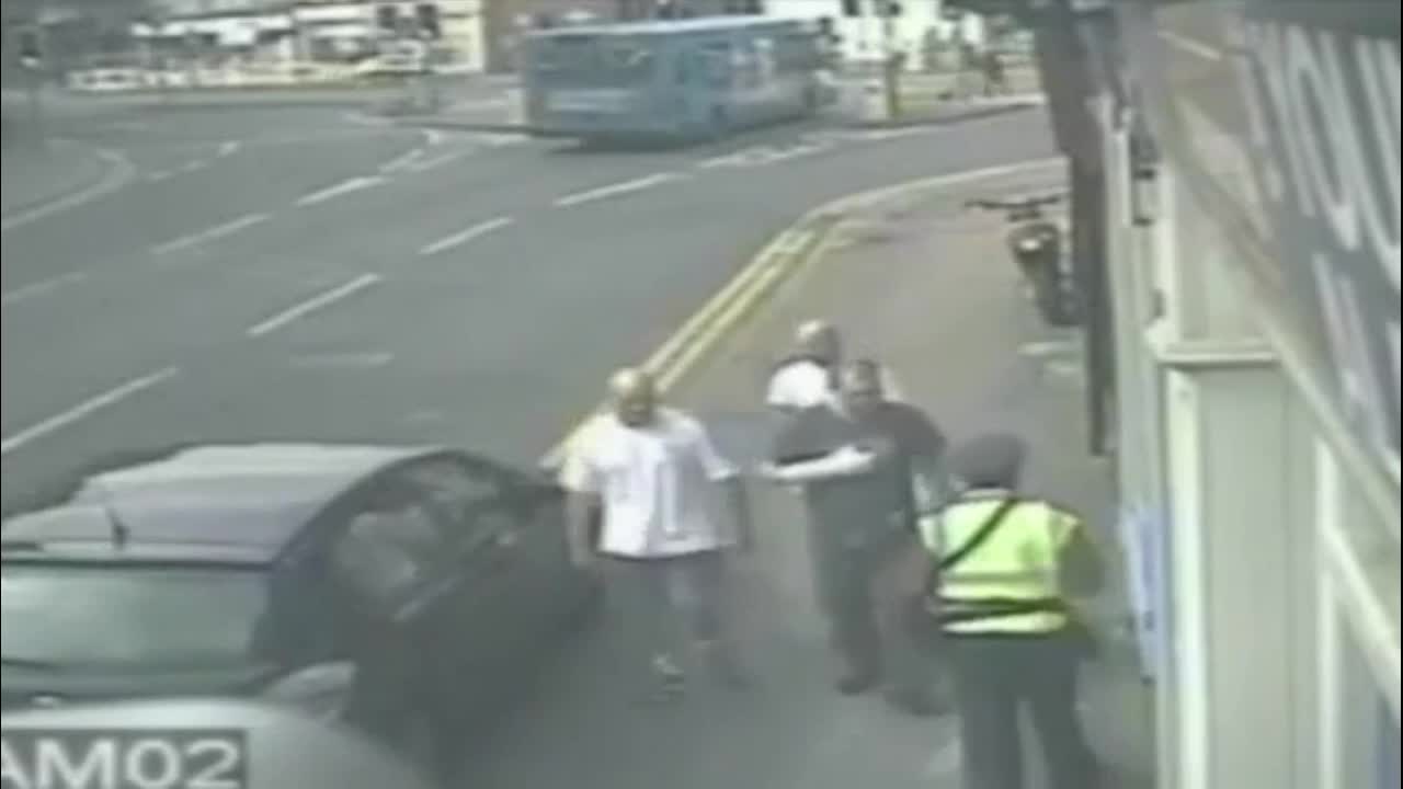Video - Clip: Côn đồ 'tung cước' đá gục cảnh sát giao thông ngay trên phố