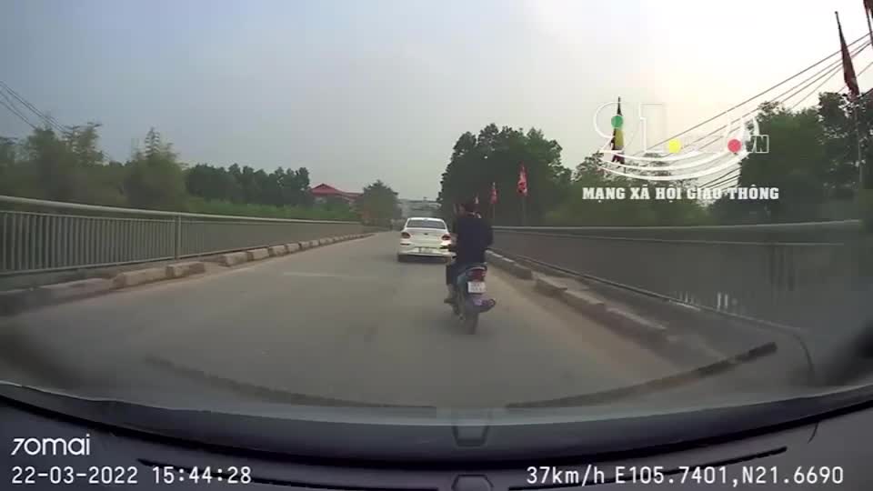 Video - Clip: Thanh niên vượt ẩu bị ô tô tông trực diện, hất văng lên không