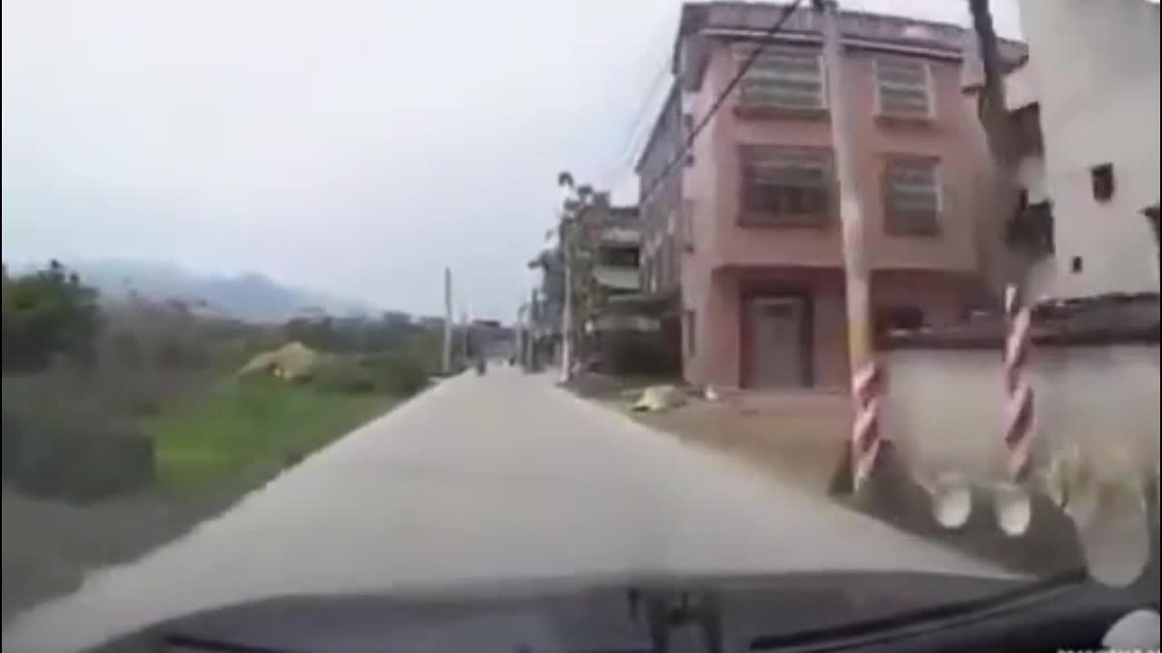 Video - Clip: Đấu đầu ô tô, người đàn ông có màn 'hạ cánh' như trong phim