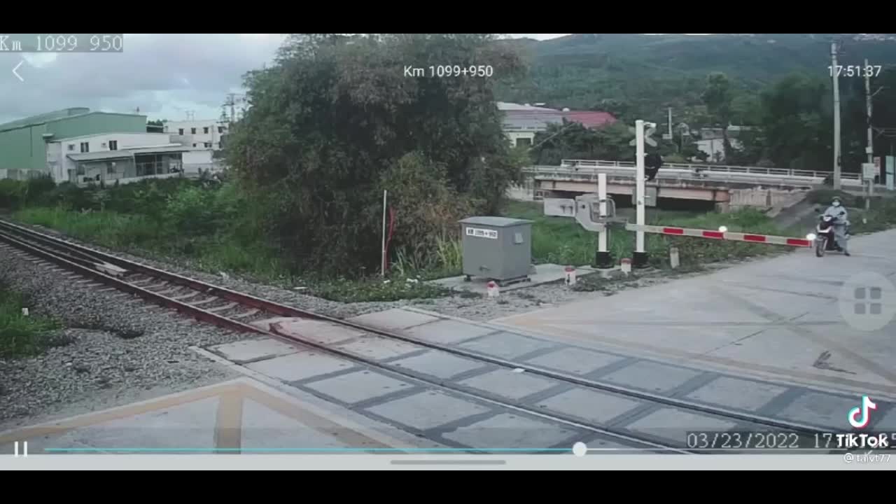 Video - Clip: Cố băng qua đường ray, nam thanh niên bị tàu hỏa tông trúng