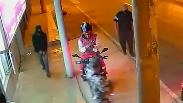 Video - Clip: Đi cướp xe máy, nam thanh niên lỡ tay bắn chết đồng bọn