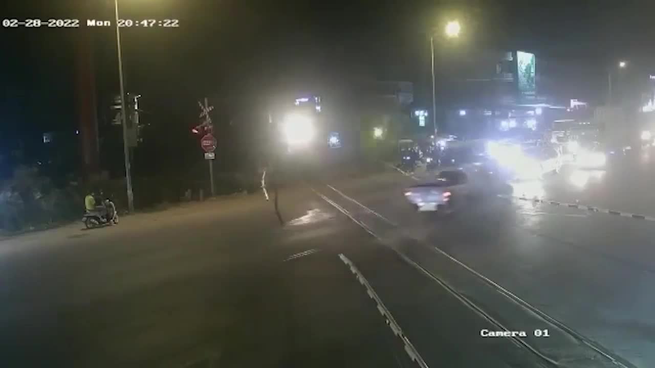 Video - Clip: Cố vượt qua đường ray, xe bán tải bị tàu hỏa tông 'toác đầu'