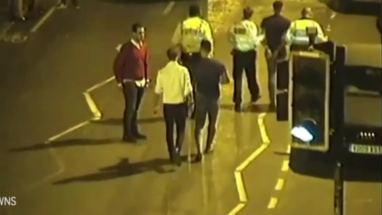 Video - Clip: Đấm vỡ mặt cảnh sát rồi bỏ chạy, tên côn đồ nhận ngay kết đắng
