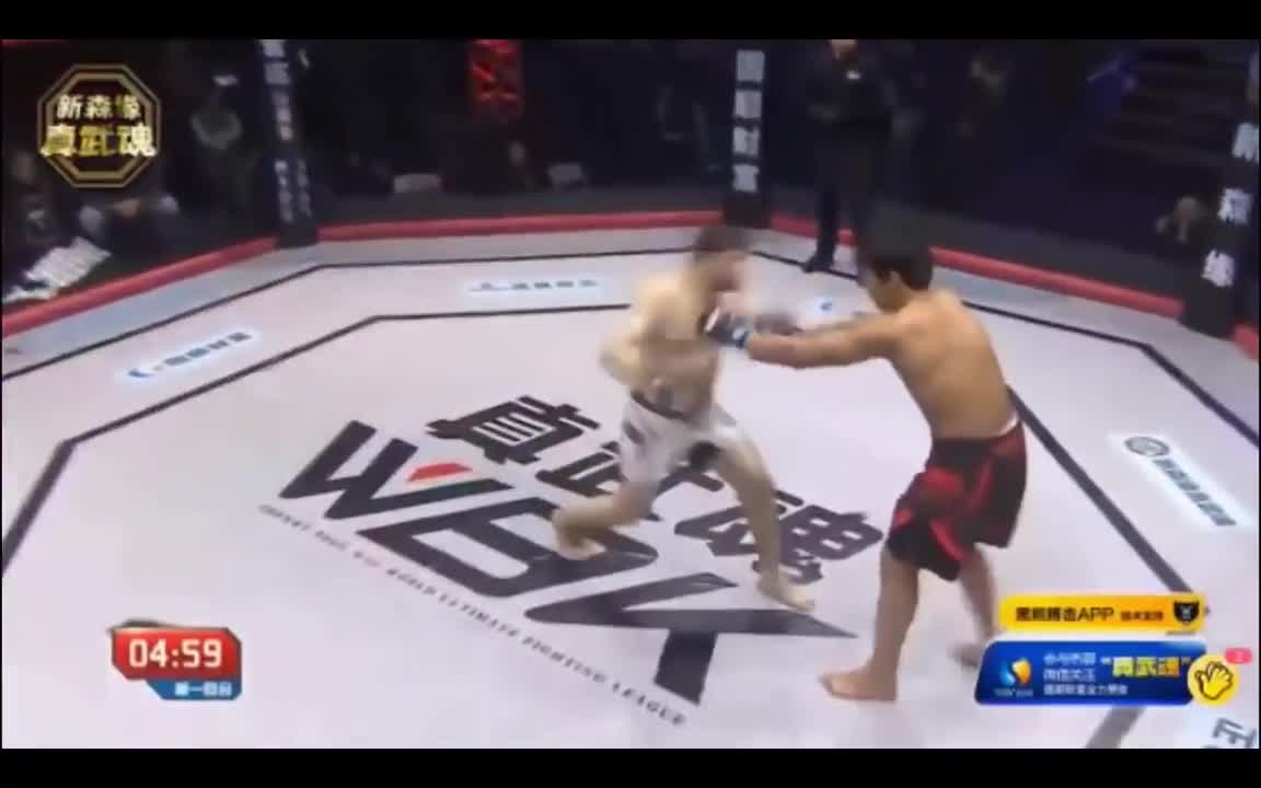 Video - Clip: Dùng chiêu bẩn, võ sĩ MMA đấm gục đối thủ chỉ trong 3 giây