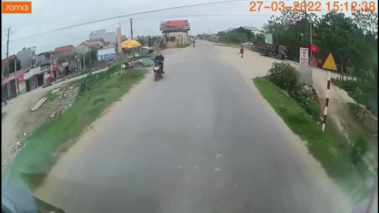 Video - Clip: Suýt bị ô tô tông trúng, 2 thanh niên vứt xe bỏ chạy thoát thân
