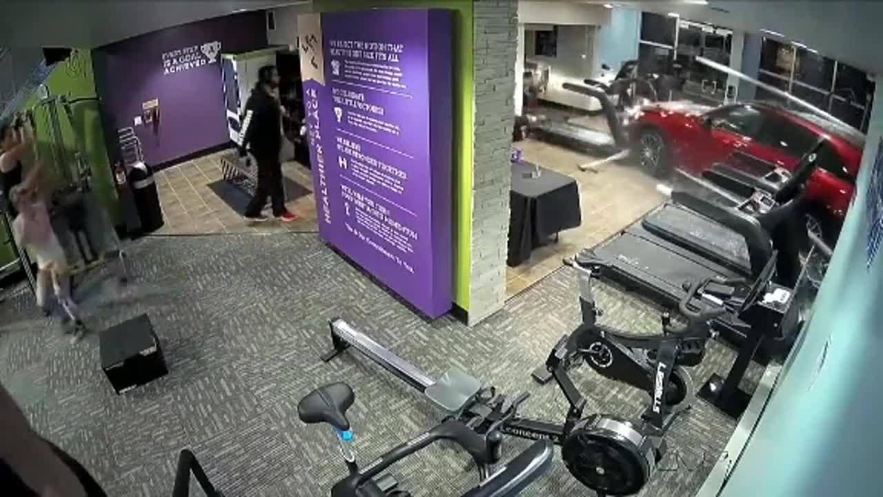 Video - Clip: Nữ tài xế lái xe Mercedes tông thẳng vào phòng tập gym