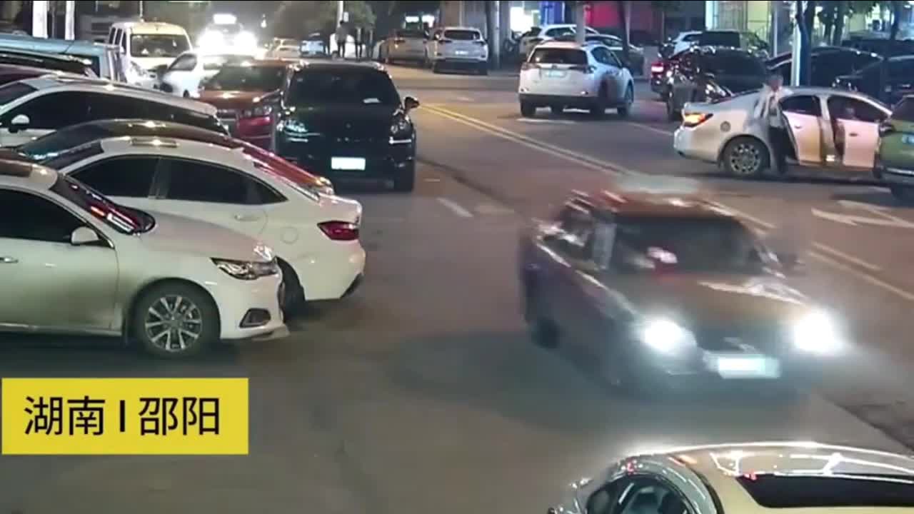 Video - Clip: Ngồi nghe điện thoại giữa đường, thanh niên bị Audi đâm trúng