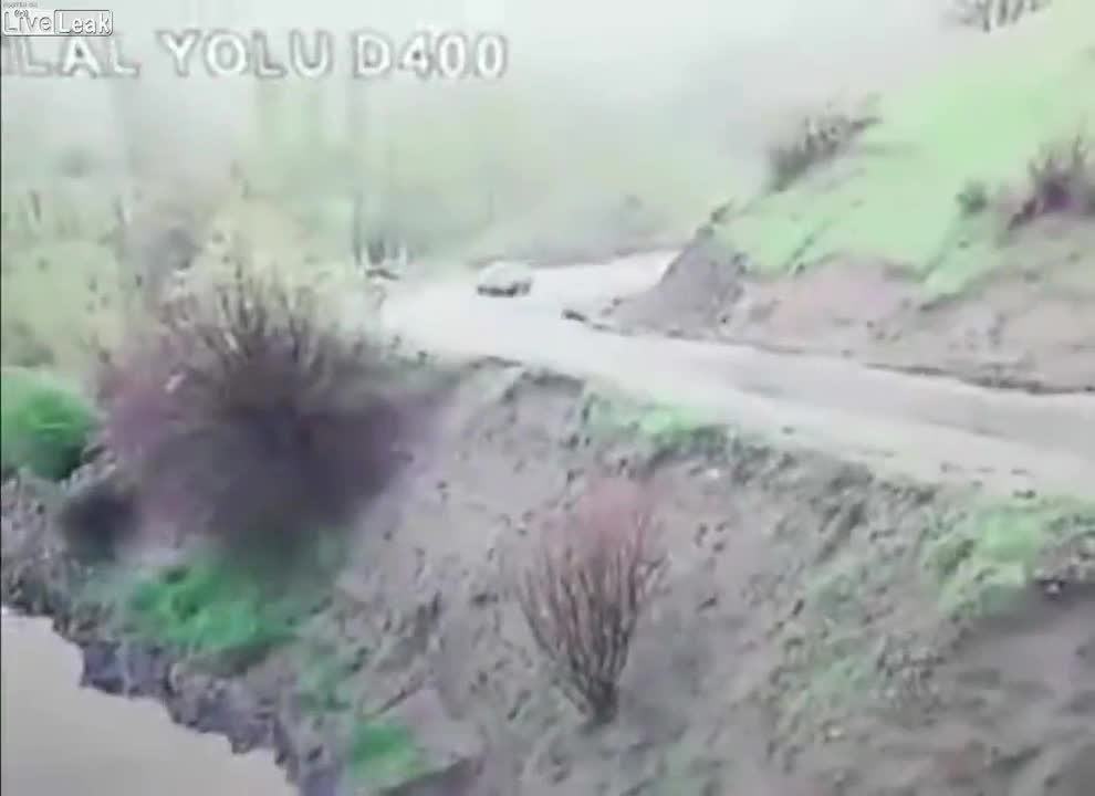 Video - Clip: Mất lái khi vào cua, ô tô phi xuống sông như phim hành động