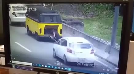 Video - Clip: Ngồi sửa xe bị ô tô đâm trúng, người đàn ông thoát chết khó tin
