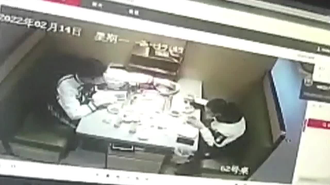 Video - Clip: 2 người đàn ông bỏ lưỡi dao vào nồi lẩu để kiếm bữa ăn miễn phí
