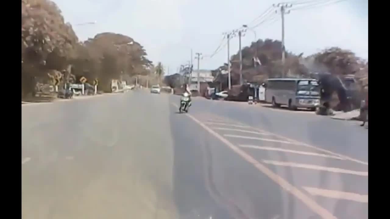 Video - Clip: Chạy ngược chiều, nam thanh niên lao vào đầu ô tô như tự sát