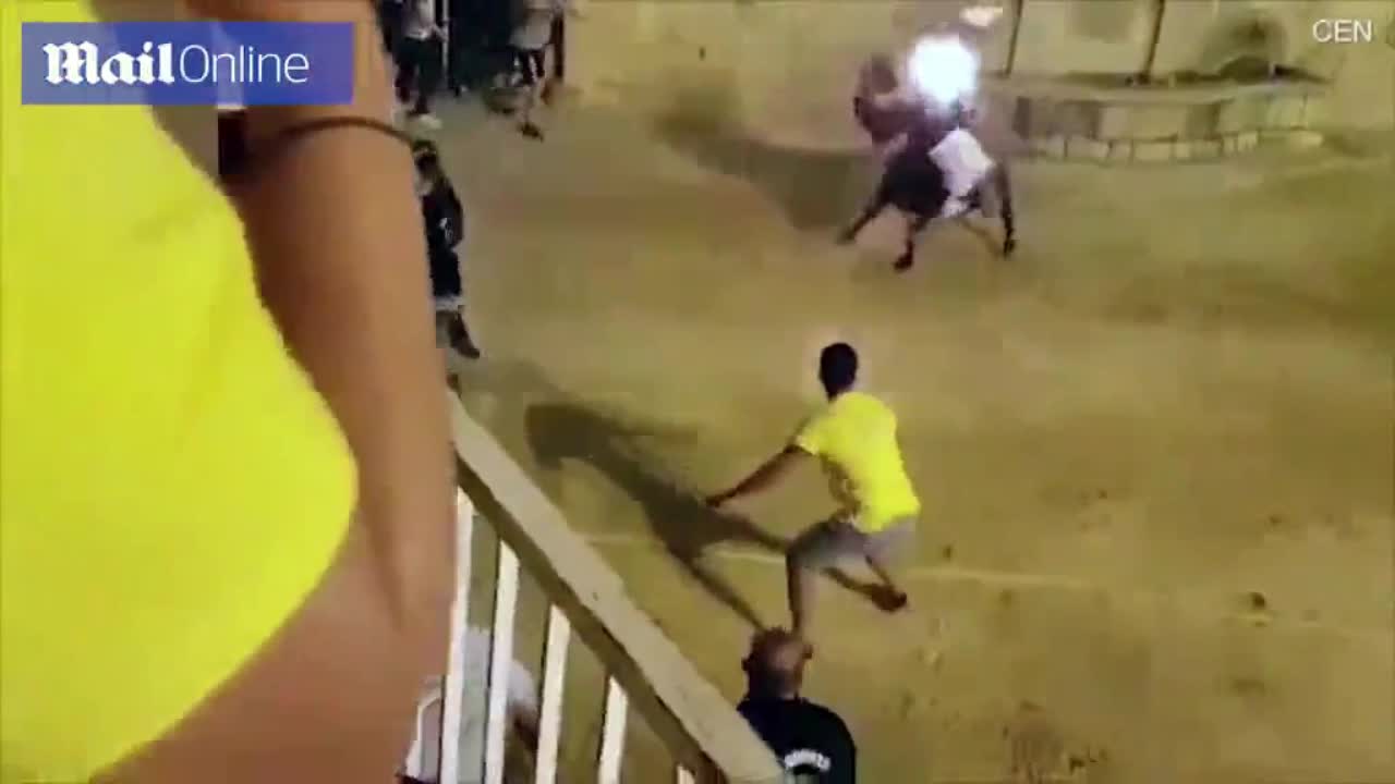 Video - Clip: 'Bò lửa' điên cuồng tấn công, húc văng người đàn ông xuống đất