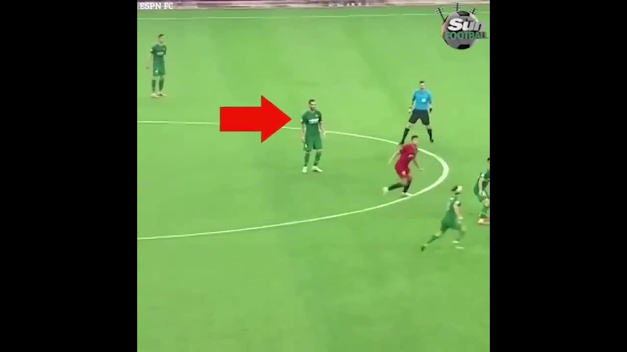 Video - Clip: Cầu thủ cố tình lao vào người trọng tài rồi lăn ra 'ăn vạ'