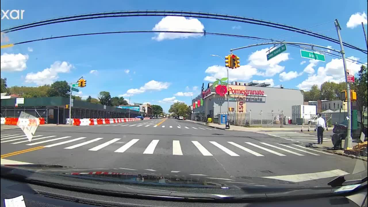 Video - Clip: Tông nhau kinh hoàng giữa ngã tư, ô tô va trúng người đi xe đạp