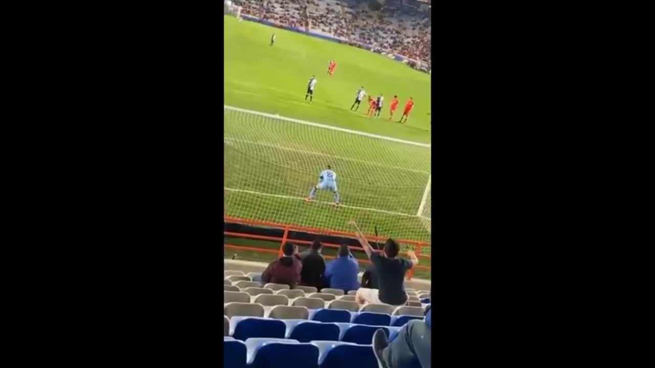 Video - Clip: Cầu thủ sút penalty theo 'chỉ đạo' của CĐV và cái kết hài hước
