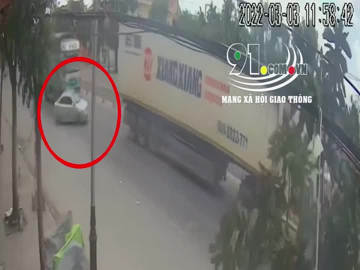 Video - Clip: Bị xe tải tông vào đuôi container, ô tô con biến dạng kinh hoàng