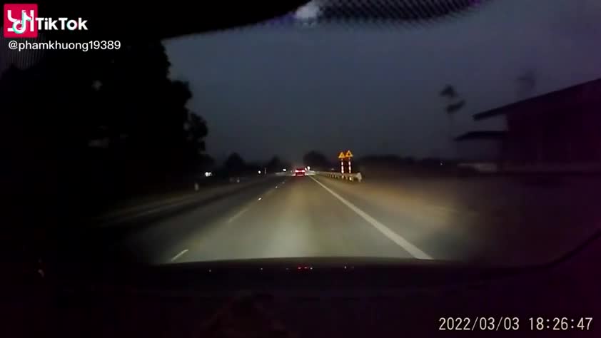 Video - Clip: Liều lĩnh lao qua đầu ô tô để sang đường, người phụ nữ suýt mất mạng