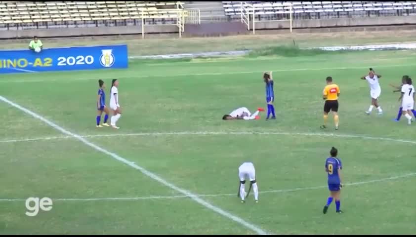 Video - Clip: Tung cú đạp vào mặt đối phương, nữ cầu thủ bị đuổi khỏi sân