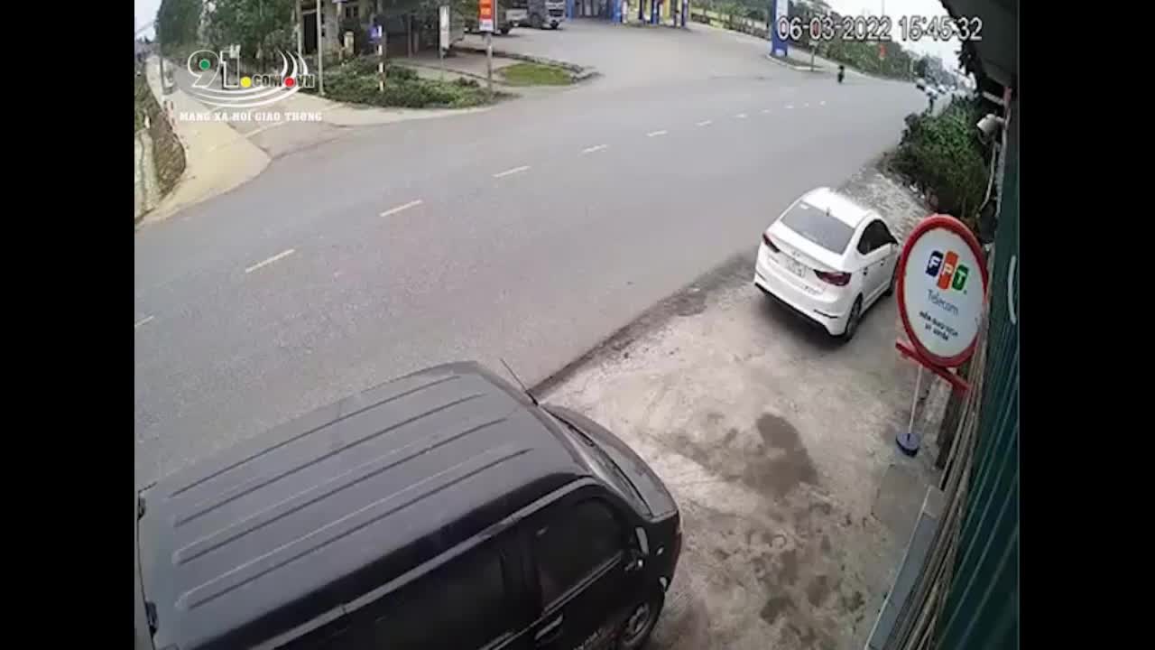 Video - Clip: Chạy lấn làn, ô tô tông trực diện người đàn ông đi xe máy 