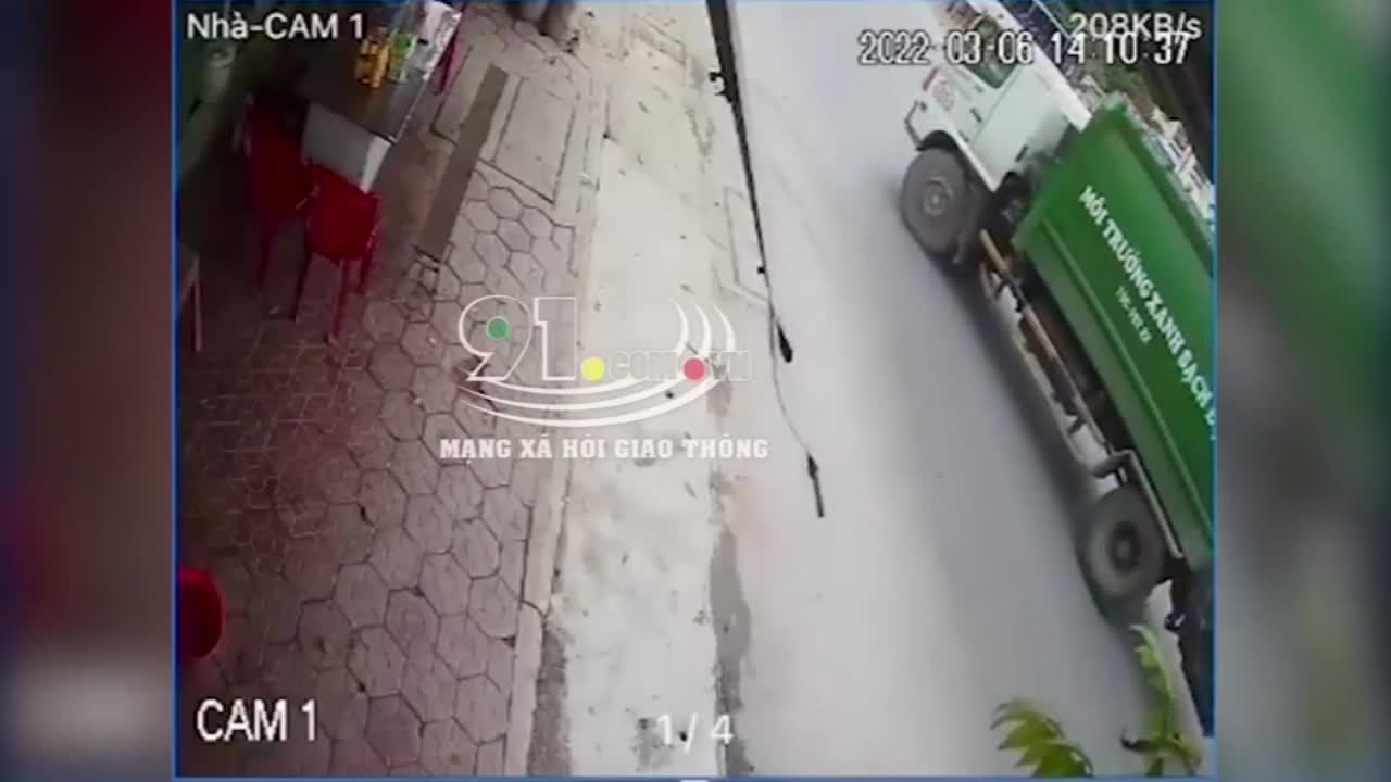 Video - Clip: Phóng nhanh, thanh niên chở bạn gái đâm trực diện vào xe tải cẩu