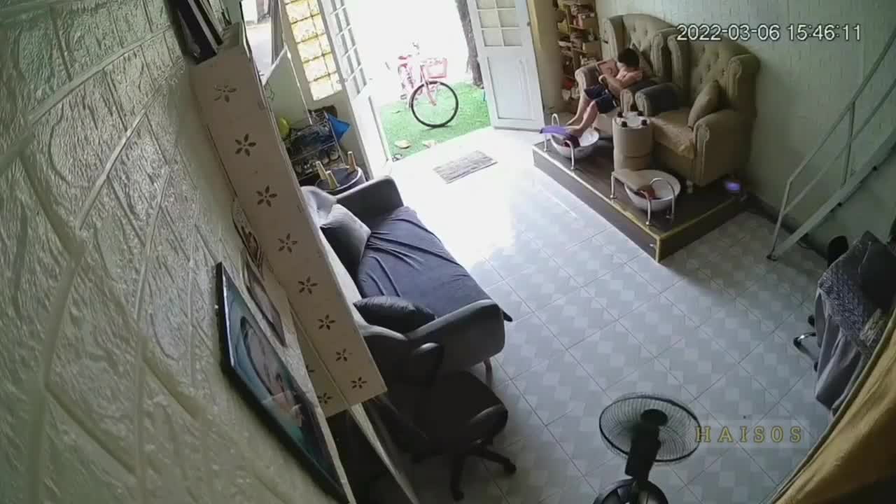 Video - Clip: Cướp táo tợn xông vào nhà, giật điện thoại trên tay bé trai