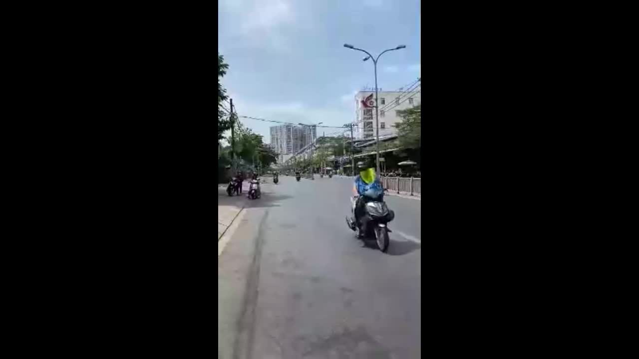 Video - Clip: Bốc đầu xe trên phố, nam thanh niên nhận cái kết kinh hoàng