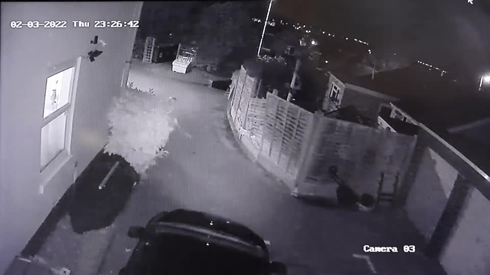 Video - Clip: Say rượu, người phụ nữ cầm cán rìu đập nát ô tô của hàng xóm
