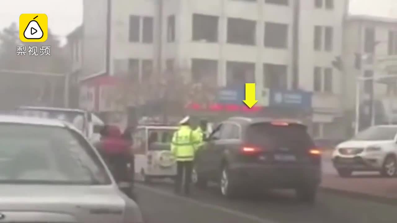 Video - Clip: Nữ tài xế Audi cởi áo, hung hăng đánh cảnh sát ở giữa đường