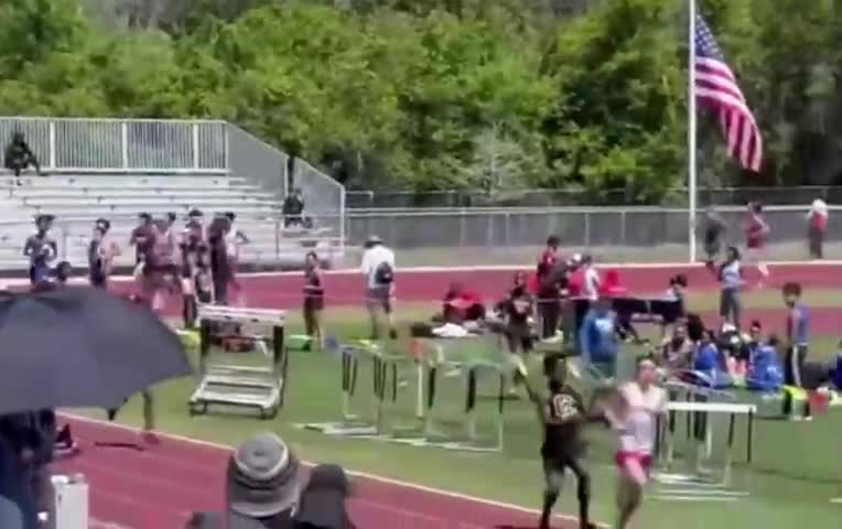 Video - Clip: Đang dẫn đầu, vận động viên bị đối thủ lao lên đấm gục trên đường chạy