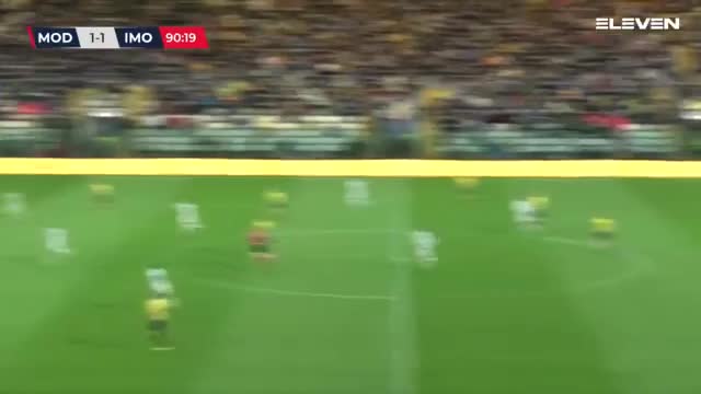 Video - Clip: Tung cú sút ở khoảng cách 80m, thủ môn ghi bàn thắng không tưởng