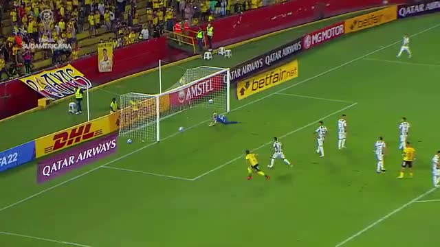 Video - Clip: Tung cú sút từ chấm phạt góc, cầu thủ ghi bàn thắng kỳ lạ